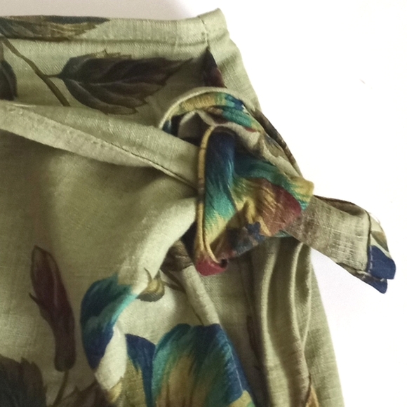 Express green with blue floral wrap skirt. Size M - Picture 3 of 8